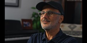 بين أشواك الفن والسياسة