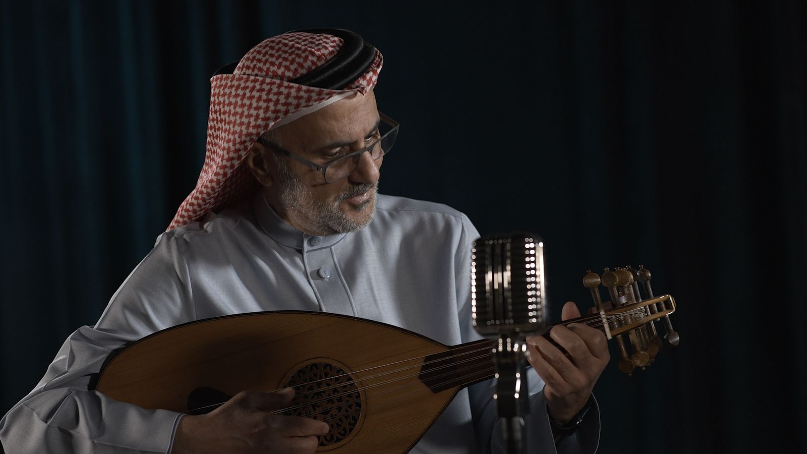 بين أشواك الفن والسياسة