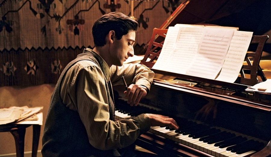 عازف البيانو