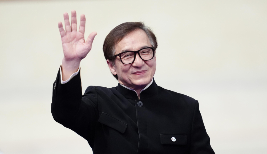 جاكي شان يتسلّم جائزة «الفهد الذهبي» الفخرية من مهرجان لوكارنو السينمائي