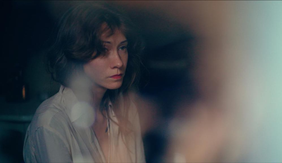 «محض لقاء»... شعرية الصلات العابرة