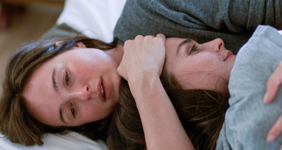 «قيمة عاطفية»... البحث عن الحقيقة بين فوضى الذاكرة