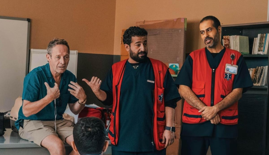 كولن تيج مخرج «إسعاف »: الكوميديا كانت منطقة جديدة… لكني لم أخشَ المغامرة