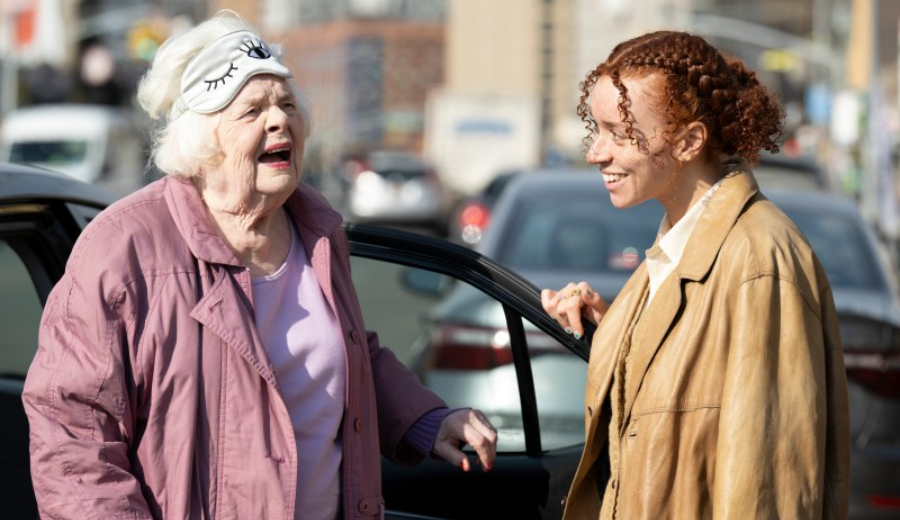 «إلينور العظيمة»: بورتريه لسيدة عجوز في سيرتها المختلقة