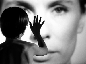 صمت يلف نفوسًا صاخبة.. عن الوقوع في حب بيرغمان