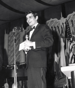 عمر الشريف أثناء حصولة على جائزة «غولدن غلوب» (1963)