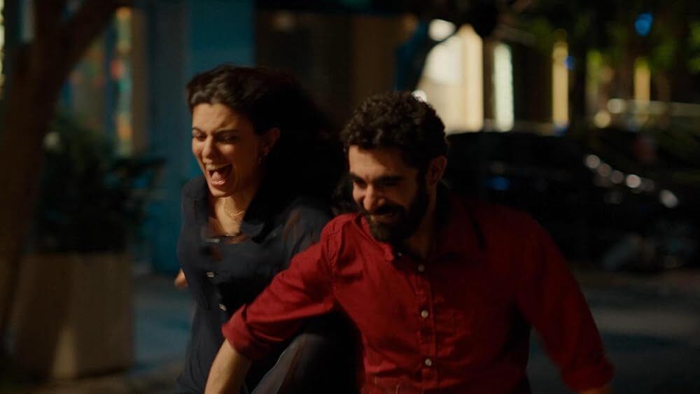 «نجوم الأمل والألم»... كيف ينجو الحب من فك الانفجار؟