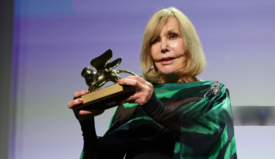 بعد عقود من العزلة... كيم نوفاك تتسلم الأسد الذهبي في فينيسيا