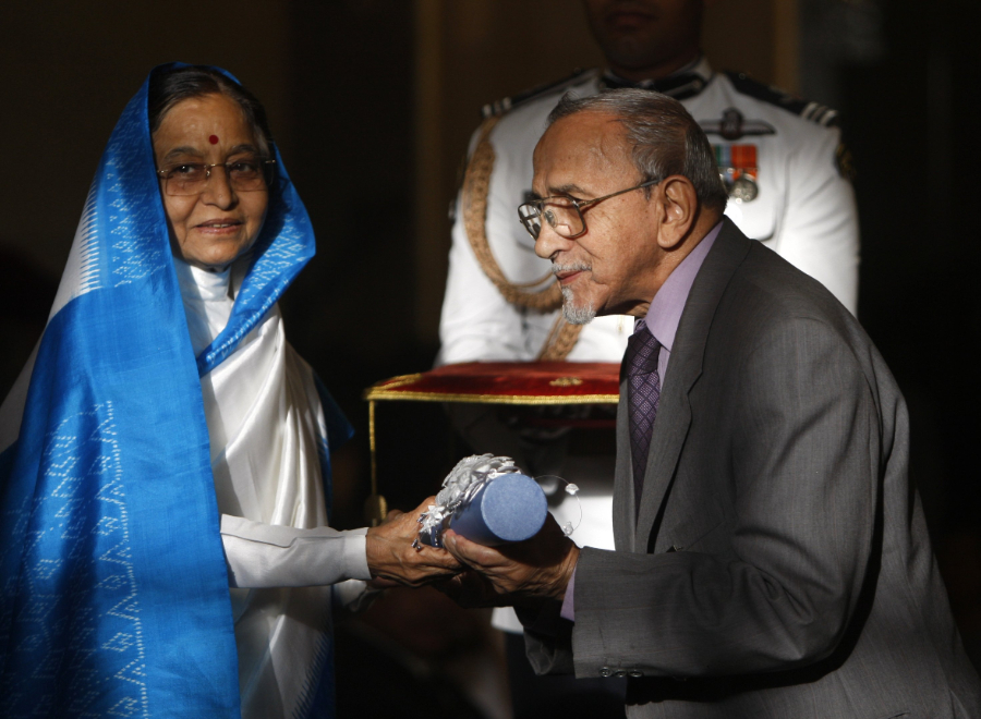 إبراهيم القاضي خلال حفل توزيع جوائز بادما 2010 