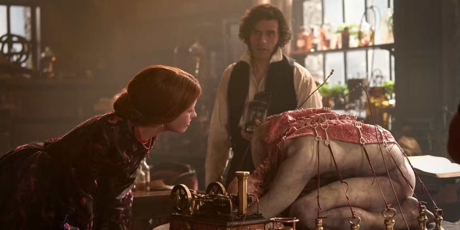 «فرانكشتاين»... ديل تورو يعيد اكتشاف الوحش