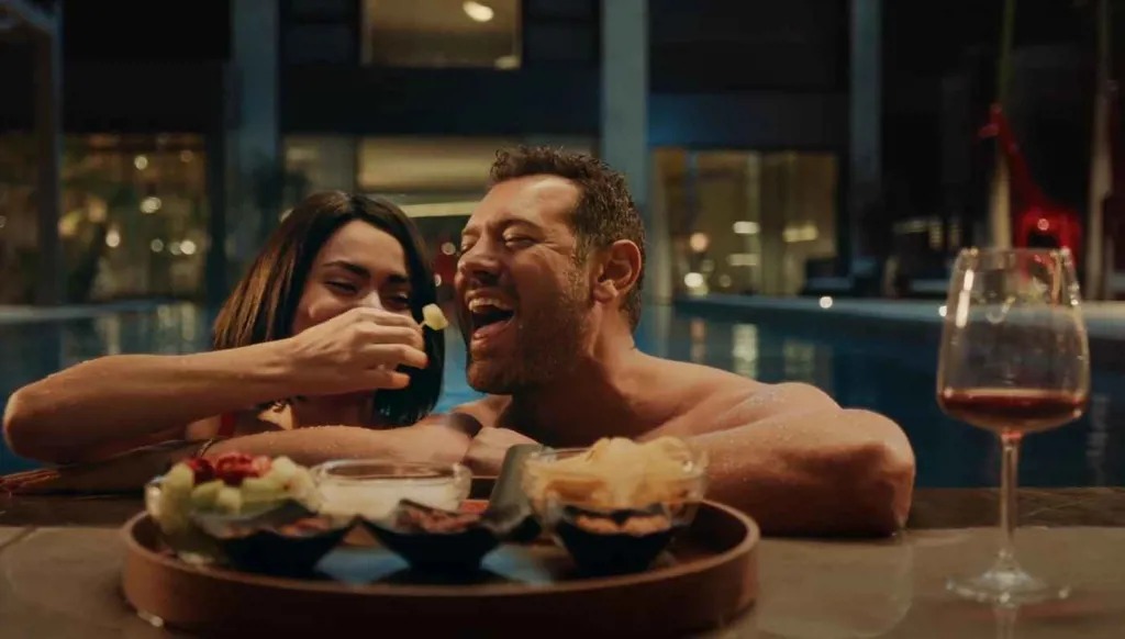 «السلم والثعبان: لعب عيال»… هل يمكن إعادة صناعة أيقونة رومانسية؟