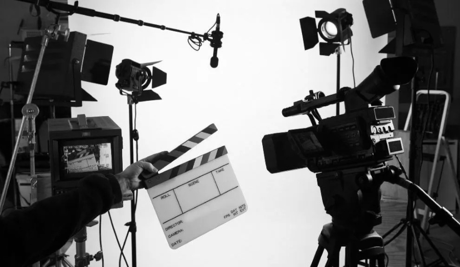 المخرج «الصنايعي» الذي ينسى أنه فنان