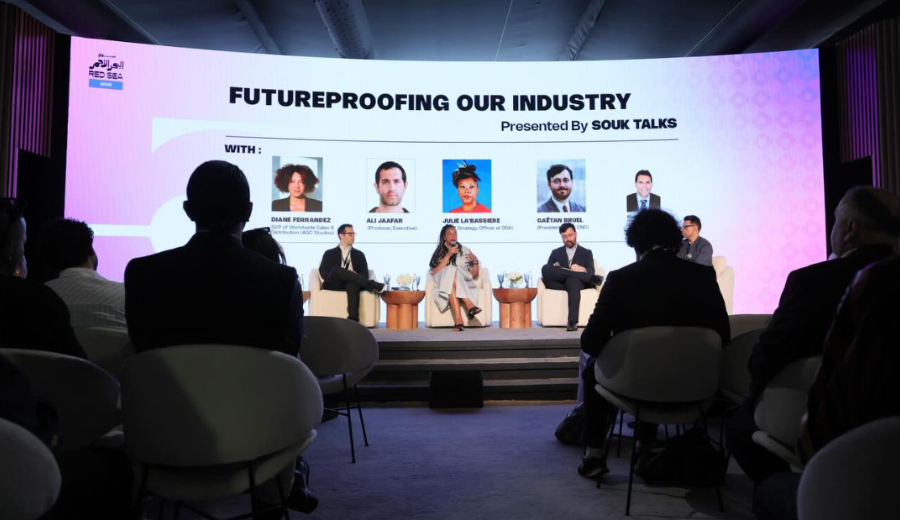 مخاوف عالمية من صفقة نتفليكس وورنر براذرز في جلسة «سوق البحر الأحمر»