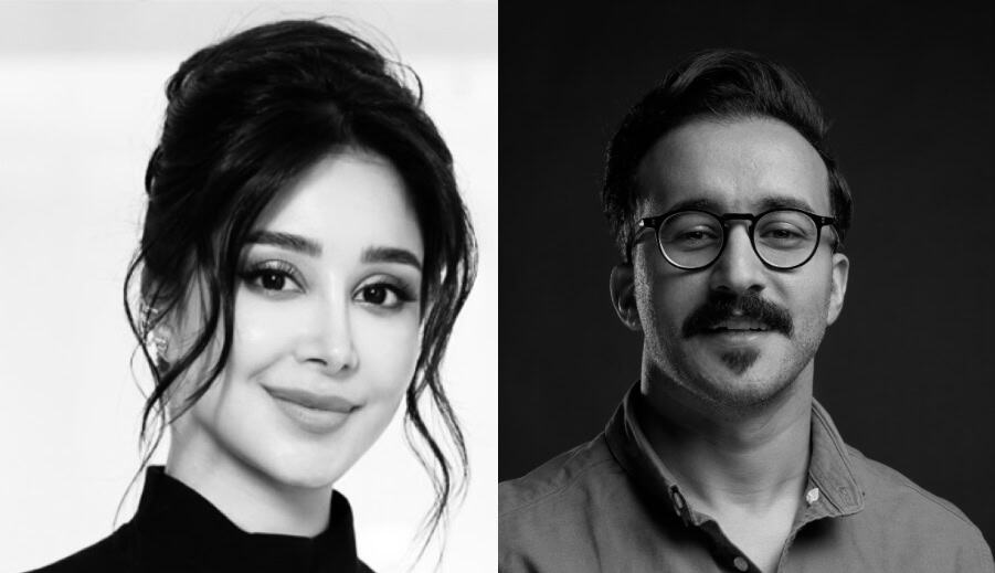 امرأة جميلة بابتسامة وتصفيف شعر أنيق، صورة ذات جودة عالية بالأبيض والأسود.