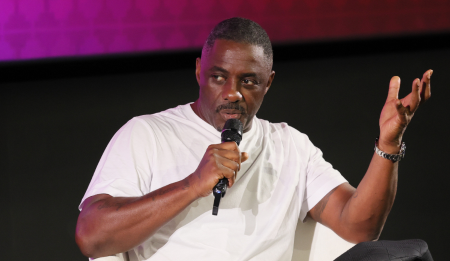 إدريس إلبا: الفن يكتمل حين نصنعه بأيدينا