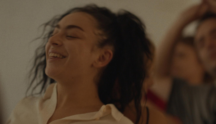 «Erupcja»... حين تتحوّل الرغبة إلى بركان نائم في شوارع وارسو