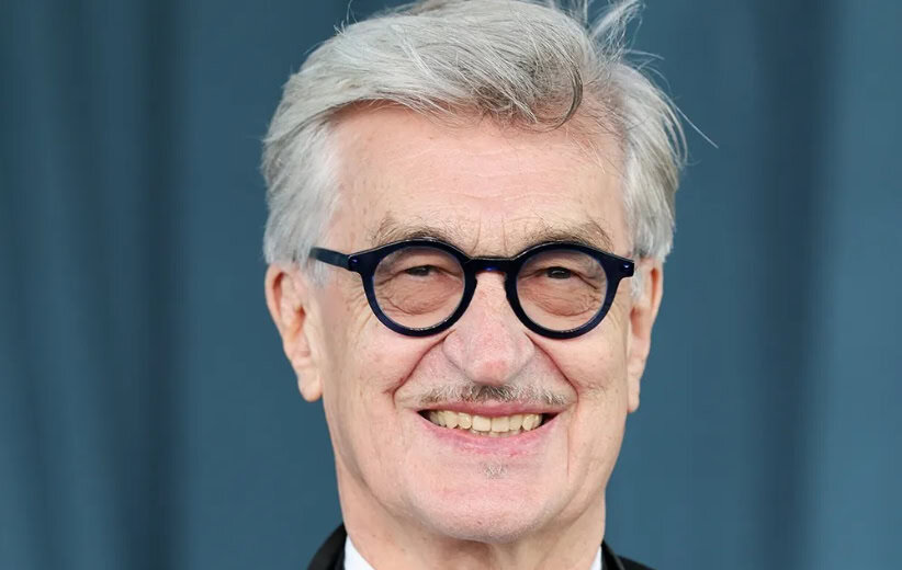 صورة رجل مسن بابتسامة عريضة ونظارات سوداء، خلفية زرقاء أنيقة.