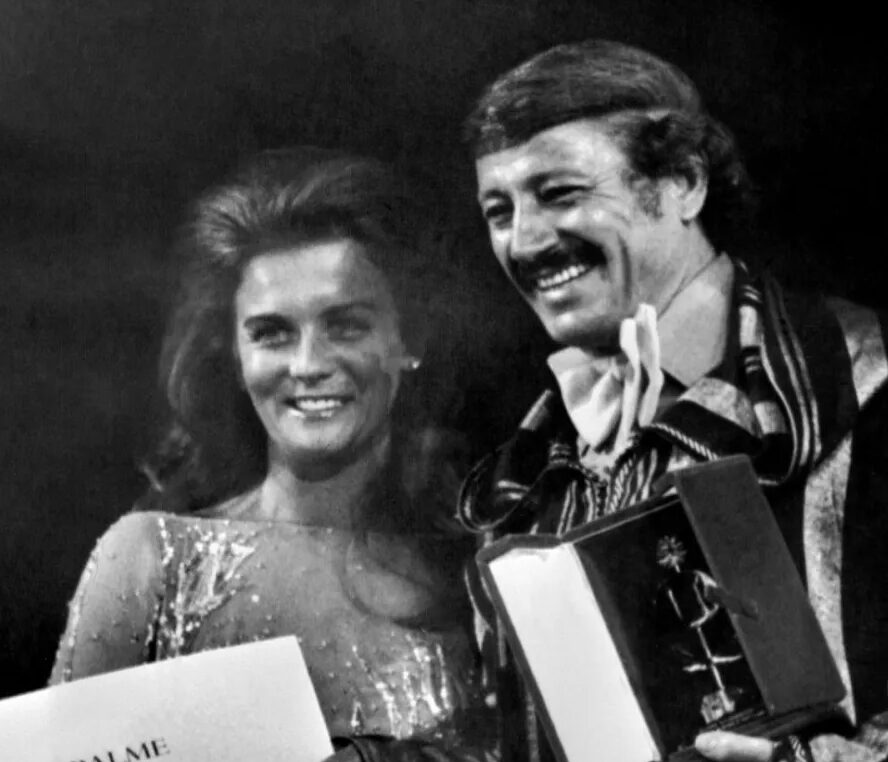 محمد الأخضر حامينة وهو يتسلم السعفة الذهبية عن فيلم وقائع سنوات الجمر عام (1975)