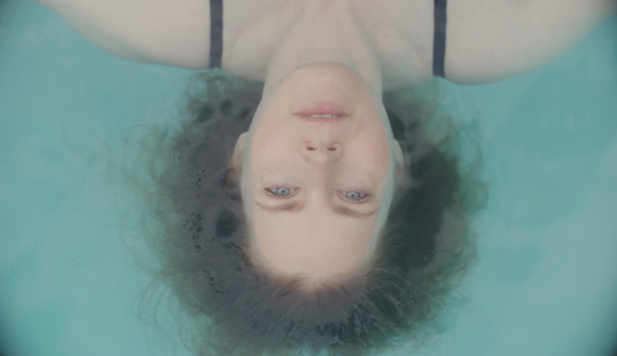 «عند البحر»... يغرق في ابتذاله