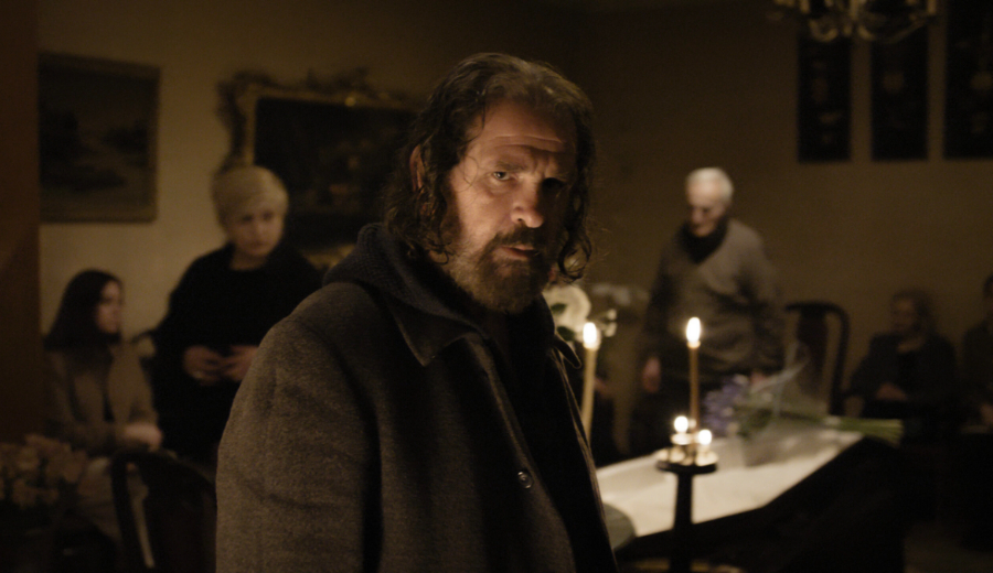 «دور داعم»... رحلة ممثل شهير بين الواقع والكابوس في الفيلم الفائز بمهرجان روتردام