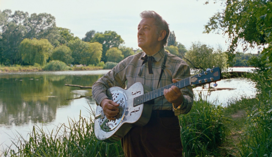 «أكثر الرجال وحدة في المدينة»... حين تنتصر الميلانكوليا دائمًا في السينما