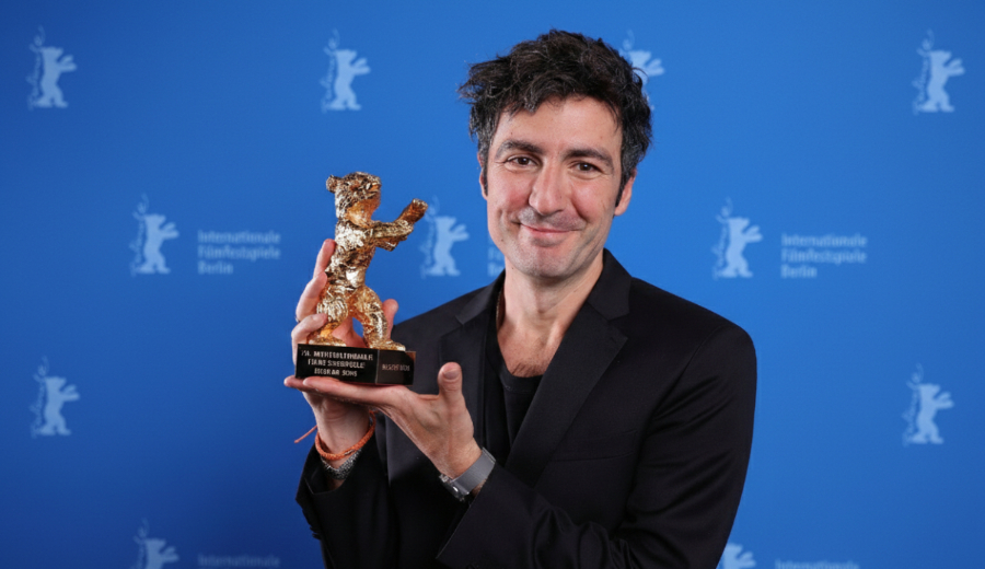 إلكر تشاتاك الفائز بدبّ برلين لـ«فاصلة»: طرحتُ أسئلة بسيطة ولكن موجعة