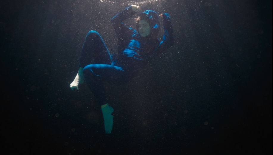 «إذا تحوّل الحمام إلى ذهب»... حين تحرّرنا السينما من وهم الإنقاذ