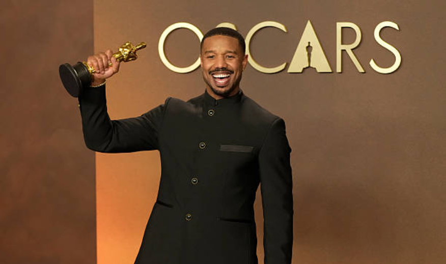 «أقفُ هنا بفضل الذين سبقوني»… لحظة تاريخية لمايكل ب. جوردن