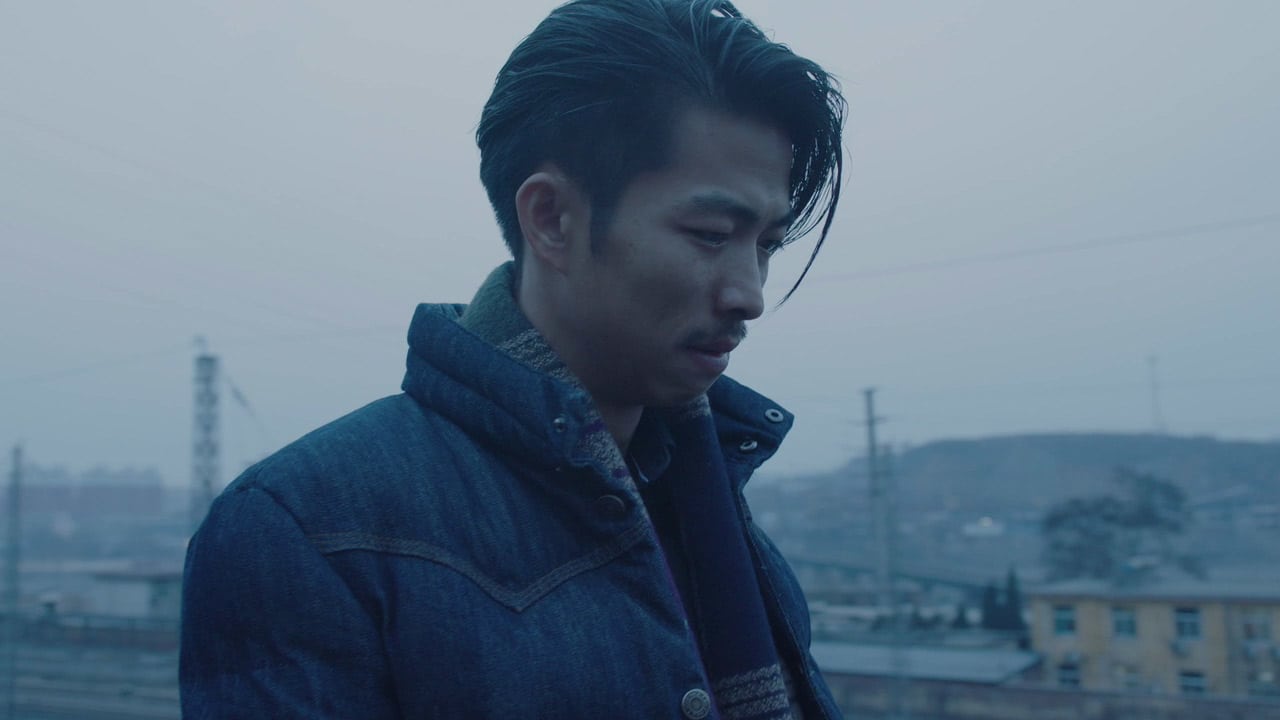 فيلٌ يجلس ساكنًا