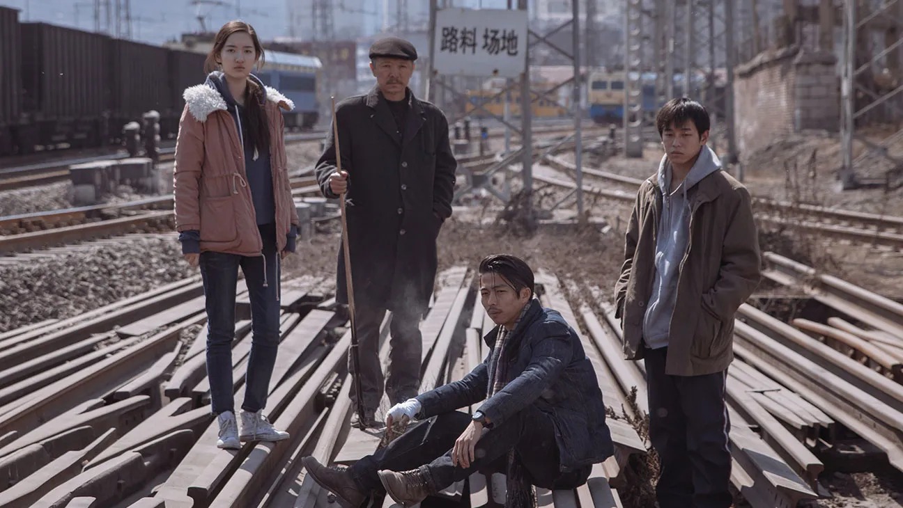 فيلٌ يجلس ساكنًا