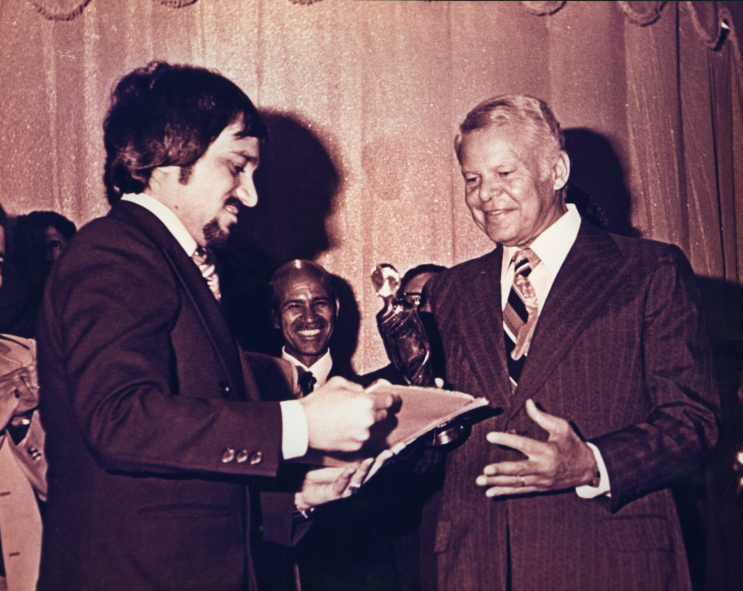 استلام جائزة نفرتيتي من وزيرالثقافة يوسف السباعي وبجواره تريفور هوارد رئيس لجنة التحكيم 