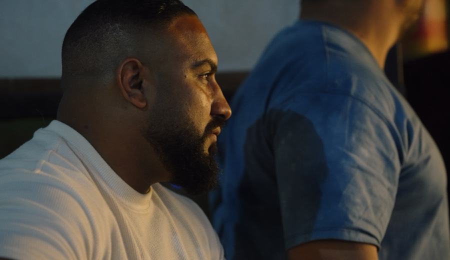 «مفيش راجل بيعيط»... رجالٌ من صمت وحديد